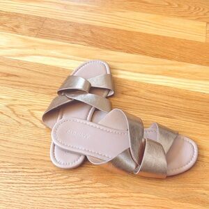 Old Navy gold sandals. Size 7, women’s. Excellent condition.